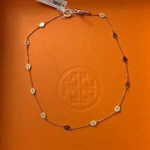Tory Burch- Logo Toggle Short Necklace
